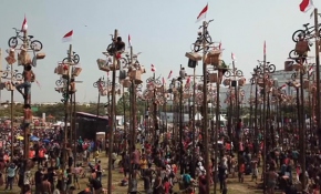 Endonezya’da yağlı direklerde zorlu yarış