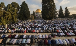 Filistinliler bayram namazını Mescid-i Aksa’da kıldı
