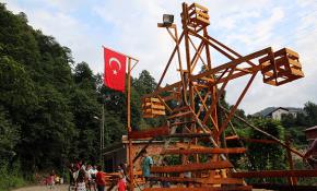 Rize'nin 165 yıllık bayram eğlencesi: Ahşap dönme dolap
