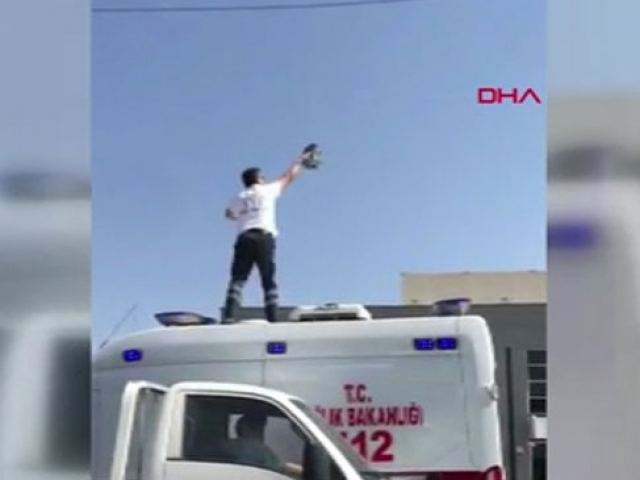 Ambulansın üzerine çıkıp tellere takılan güvercini kurtardı