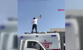 Ambulansın üzerine çıkıp tellere takılan güvercini kurtardı