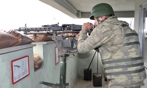 Sınır karakolundaki Mehmetçiğin bayram sevinci