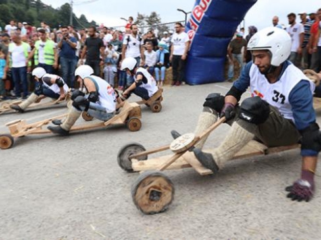 Rize'de "Geleneksel Formulaz Tahta Araba Şenliği" düzenlendi