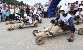 Rize'de "Geleneksel Formulaz Tahta Araba Şenliği" düzenlendi