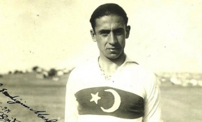 İzmir futbolunun simge ismi Sait Altınordu'nun hatıraları eşiyle yaşıyor