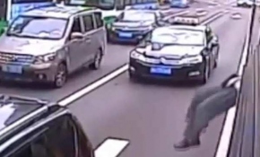 Otobüs şoförü kapıyı açmayınca yolcu camdan çıktı