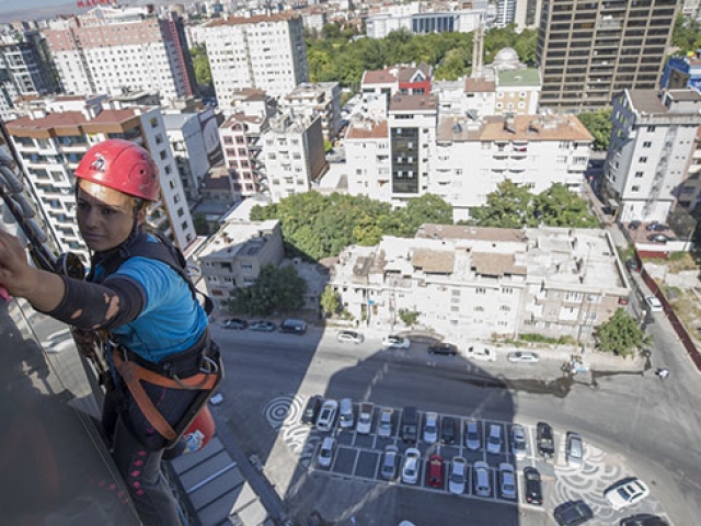 Kayseri'de yüksek katlı binaların "örümcek kadını"