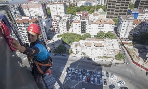 Kayseri'de yüksek katlı binaların "örümcek kadını"