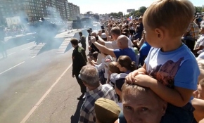 Rusya'da askeri geçit töreninde tank devrildi