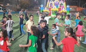 Hakkari'de çocuklar çifte bayram yaşadı