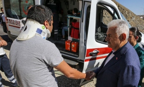 TBMM Başkanı Yıldırım kazazedelerin yardımına koştu