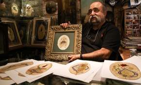 Difenbahya yapraklarına farklı dinlerin mesajlarını ilmek ilmek işliyor