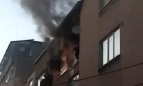 Yangında mahsur kalan 2 kadın balkondan atladı