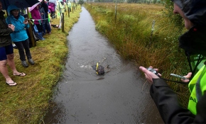 İngiltere'de "Şnorkelle Bataklığa Dalma Yarışması" düzenlendi