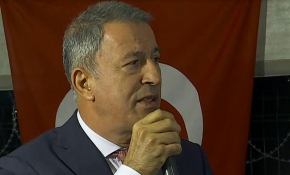 Milli Savunma Bakanı Akar'dan şehit ailesine taziye ziyareti