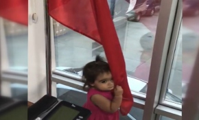 1,5 yaşındaki minik Doğa'nın Türk bayrağı sevgisi