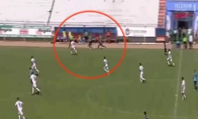 Teknik direktör futbolcuyu böyle yere düşürdü