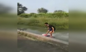 Adana'da sulama kanalında sörf