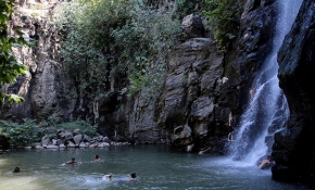 Diyarbakır Şeyhandede Şelalesi serinliğiyle dikkat çekiyor