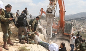 İsrail askerleri Ramallah'ta Filistinlilere saldırdı