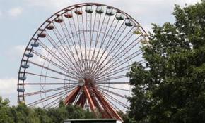 Hindistan'da dönme dolap kabini yere çakıldı