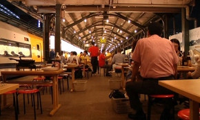 Terk edilmiş tren platformunda akşam yemeği