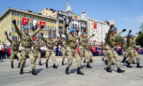 Komandoların Zeybek oyunu Zafer Bayramı'na damga vurdu