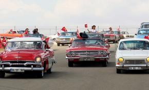 Klasik otomobillerle Formula 1 pistinde zafer turu