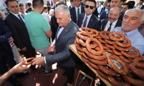 TBMM Başkanı Yıldırım vatandaşlara simit dağıttı