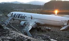 Rus uçağı pistten çıkarak yandı