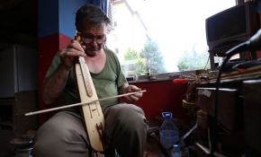 Kemençeler 62 yıldır Hasan Sancak'ın ellerinden çıkıyor