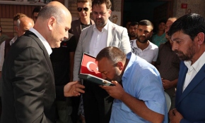 Bakan Soylu'dan şehit er İsa Erçetin'in ailesine taziye ziyareti