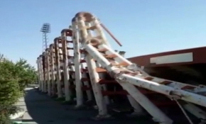 19 Mayıs Stadyumu’nu çevreleyen demir bloklar böyle yıkıldı