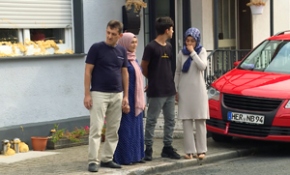 Almanya'da ırkçılığa maruz kalan aileye Türklerden destek