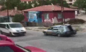 Otomobilin bagaj kapağı üzerinde yolculuk yaptı