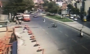 Çalıntı motosikletle yayaya çarpıp kaçtılar