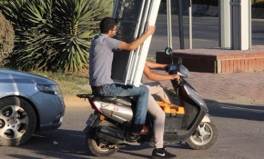 Motosikletle kapı taşıdılar