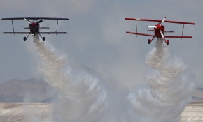 Akrobasi pilotu baba-kız uçaklarıyla gösteri yaptı