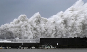 Japonya'yı son 25 yılın en kuvvetli tayfunlarından biri vurdu