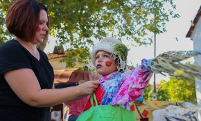 İzmir'de halkı festivale "korkuluklar" davet etti