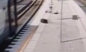 Kondüktör yolcuyu hareket halindeki trenden attı