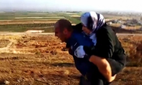 Polis, Suriyeli yaralı kadını 2 kilometre sırtında taşıdı