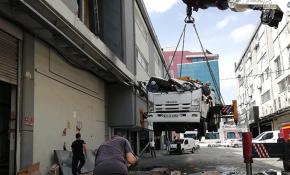 Sanayi sitesinde 8 tonluk vinç devrildi