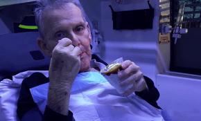 Ambulansı durdurup son isteğini yerine getirdiler