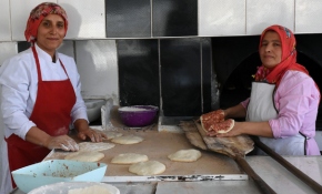 Kadın fırın ustaları erkeklere taş çıkarıyor