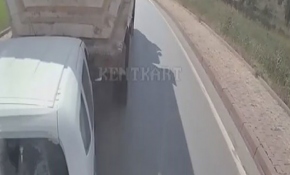 Kızgın sürücü vitesi geriye takıp arkasındaki araca çarptı