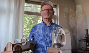 Ağaç parçalarına şekil vererek maketler yapıyor