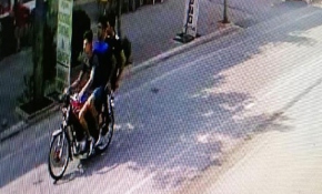 Kapkaççılar çaldıkları cep telefonunu beğenmeyip geri götürdü