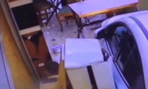 Otomobil restorana girdi üç kişi ölümden döndü