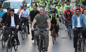Belediye başkanları makam aracı yerine bisiklet kullanıyor